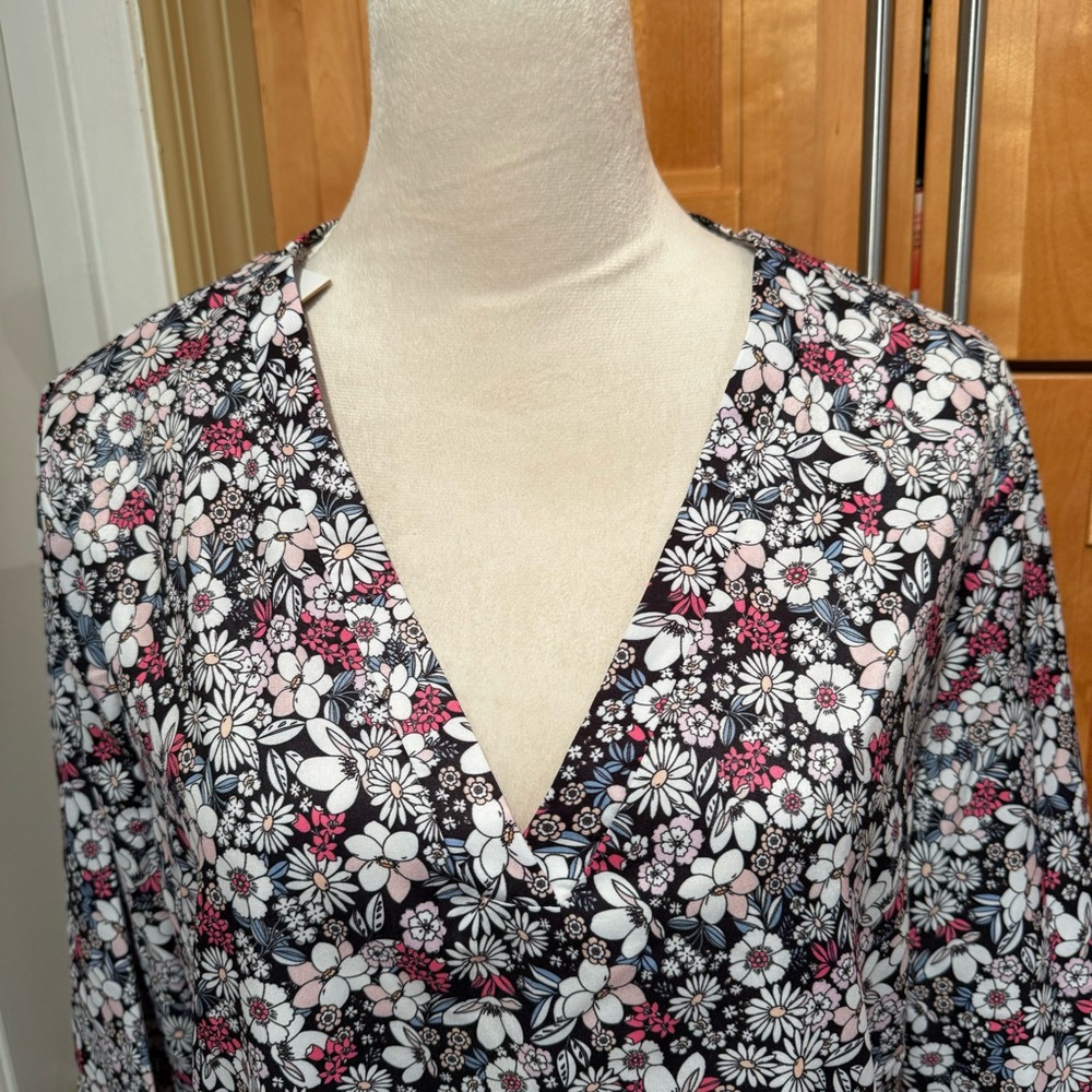 NORACORA. NWT. Printed V-Neck Top. Multicolored flowers. Size‎ L. Wide Sl…